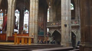  Prag, Çek Cumhuriyeti 02.02.2025 St. Vitus Katedrali 'nin hayranlık uyandıran iç mimarisi, antika mobilyalar, renkli vitray pencereler ve karmaşık Gotik mimari işçiliği..