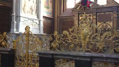  Prag, Çek Cumhuriyeti 02.02.2025 St. Vitus Katedrali 'nin nefes kesici iç mekanı, yükselen tavan, karmaşık Gotik detaylar ve canlı vitray pencereler..