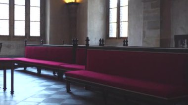 Prag, Çek Cumhuriyeti 02.02.2025 Eski Kraliyet Sarayı 'nın ebedi iç mekanı, ortaçağ taş duvarları, kubbeli tavanlar ve Çek tarihinden tarihi kraliyet mimarisi sergilenmektedir..