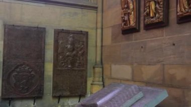  Prag, Çek Cumhuriyeti 02.02.2025 St. Vitus Katedrali 'nin muhteşem iç mekanı canlı vitray pencereler, yükselen Gotik kemerler ve karmaşık ortaçağ mimari ayrıntıları sergiliyor..