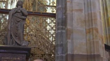  Prag, Çek Cumhuriyeti 02.02.2025 St. Vitus Katedrali 'nin tarihi iç mimarisi, canlı vitray pencereler, antika mobilyalar ve karmaşık Gotik mimari öğeler içerir.. 