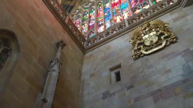 Prag, Çek Cumhuriyeti 02.02.2025 St. Vitus Katedrali 'nin büyüleyici iç mekanı, büyük boru orgu, karmaşık tavan ayrıntıları ve Gotik mimari güzelliği gözler önüne seriliyor..