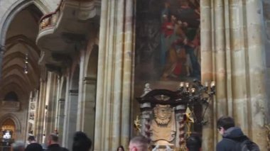 Prag, Çek Cumhuriyeti 02.02.2025 St. Vitus Katedrali 'nin muhteşem iç mekanı, antika mobilyalar, canlı vitray pencereler ve karmaşık Gotik mimari detaylar içeriyor..