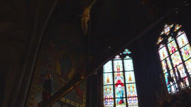  Prag, Çek Cumhuriyeti 02.02.2025 St. Vitus Katedrali 'nin nefes kesici iç mekanı, antik mobilyaların altını çizmek, karmaşık vitraylı pencereler ve çarpıcı Gotik mimari detaylar..