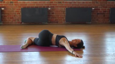 Sırtı ısıtmak ve germek için tasarlanmış bir dizi fitness egzersizi. Bu hareketler, antrenmandan önce esneklik, duruş ve sakatlıkları iyileştirmeye yardımcı olur..