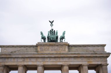 At arabasının resmedildiği büyük bir heykel bir binanın çatısına yerleştirilir ve benzersiz bir görsel görüntü yaratır.