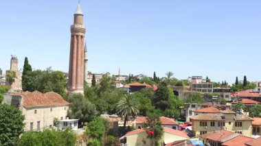 Türkiye 'nin Antalya kentindeki ünlü bir dönüm noktası olan Minaret, tarihi taş binalar, kırmızı kiremitli çatılar ve yemyeşil alanlar üzerinde yükseliyor..