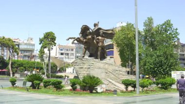 Türkiye, Antalya 10 Ekim 2024 Türkiye Bağımsızlık Savaşı anısına dikilen Cumhuriyet Anıtı ve 1923 'te kurulan Cumhuriyet Anıtı. 
