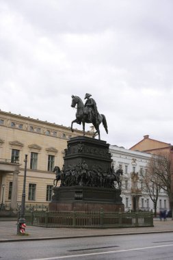 Berlin, Almanya 02.13.2025 Büyük Frederick 'in tarihi bronz binicilik heykeli. Arka planda karmaşık heykeller ve neoklasik mimari yer alıyor.. 