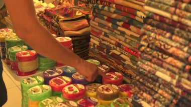 Türkiye, Antalya 10 Ekim 2024, canlı renklerde çeşitli el yapımı sabunlar, zeytinyağı, hindistan cevizi ve aloe vera gibi doğal malzemelerle bir market tezgahında dizilmiş.