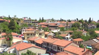 Türkiye, Antalya 10 Ekim 2024 Tarihi bir ortamda geleneksel Osmanlı tarzı çatıları, dar sokakları ve yemyeşil yeşillikleri olan evleri vurguluyor. 