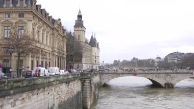 Paris, Fransa 7 Aralık 2024 Notre Dame Katedrali 'nin ikonik kuleleri, çıplak kış dallarında çerçevelenmiş, gotik ihtişamı ve cazibesini vurguluyor..