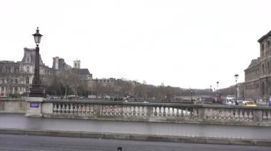 Paris, Fransa 7 Aralık 2024 tarihi binalar ve dekoratif sokak lambaları sergilenen büyüleyici bir Paris sokak manzarası şehrin zamansız zarafetini vurguluyor.. 