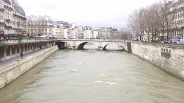 Paris, Fransa 7 Aralık 2024, Seine Nehri manzarası, tarihi bir köprü, zamansız Avrupa cazibesi ve mimarisi sergileniyor..