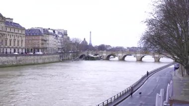 Paris, Fransa 7 Aralık 2024 Eyfel Kulesi ve tarihi bir köprünün yer aldığı Paris nehir kıyısının çarpıcı manzarası ikonik simgeler ve cazibe sergiliyor..