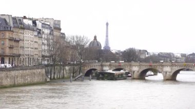 Eyfel Kulesi 'nin manzarası ve Seine Nehri' ni kaplayan Paris köprüsü ikonik simgeler ve ebedi cazibe..