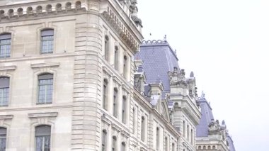 Paris, Fransa 'daki tarihi bir binanın karmaşık ve dekoratif mimari detaylarına yakın plan, zamansız Avrupa işçiliği sergileniyor.