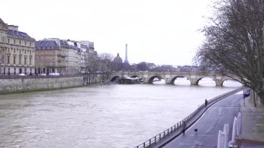 Paris, Fransa 7 Aralık 2024 Eyfel Kulesi ve tarihi bir köprünün yer aldığı Paris nehir kıyısının çarpıcı manzarası ikonik simgeler ve cazibe sergiliyor..