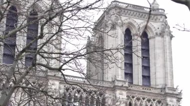 Paris 'teki Notre Dame Katedrali' nin yakınlarında duran klasik bir sokak lambası, restorasyon çalışmalarının sürdüğünü vurguluyor..