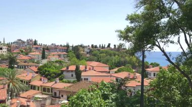 Antalya 'nın kırmızı çatılı Osmanlı tarzı evler, dar sokaklar, taştan binalar ve güzel Akdeniz kıyısı yakınlarındaki yemyeşil yemyeşil manzaralı tarihi fotoğrafı..