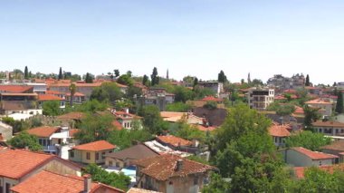 Antalya 'nın tarihi havadan çekilmiş fotoğrafı. Kırmızı çatılı Osmanlı tarzı evler, yemyeşil ağaçlar, dar sokaklar ve sahil kenarındaki geleneksel taş binalar.. 