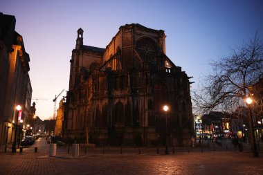 Brüksel Belçika 03.25.2025 Gün batımında Brüksel 'de Saint Catherine Kilisesi' nin arka cephesinde, dramatik gölgeler ve sakin şehir ortamında sıcak bir ışık. 