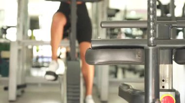 Beden eğitiminde kadın pedalları, yandan çekilmiş, kardiyo fitness, dayanıklılık ve egzersiz özverisi vurgulanıyor..