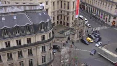 Paris, Fransa 02.20.2025 Paris sokaklarını, tarihi mimariyi, bayram dekorasyonlarını ve aşağıda yoğun mevsimsel trafiği gösteren Galeriler Lafayette çatılarından hava perspektifi.