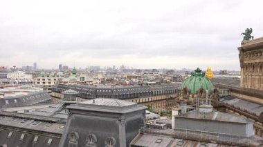 Paris, Fransa 02.20.2025 Galeriler Lafayette 'den manzara çatısı, Eyfel Kulesi ve klasik Haussmannian mimarisini berrak bir gökyüzü altında sergiliyor.. 