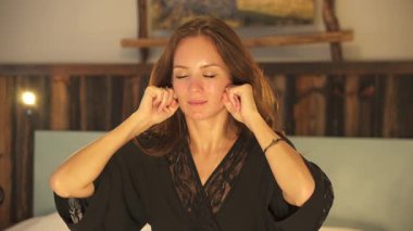 Kadın ağız ve yanak kaslarını geliştirmek için yüz yogası egzersizleri yapıyor, cilt sertliğini, kendine bakımı ve doğal güzelliği destekliyor.. 