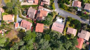 İnsansız hava aracı Fransa 'nın Lacanau kentindeki sakin yerleşim yerlerini yakalıyor, terracotta çatıları, çam ağaçları ve sakin yeşil çevreleri var..