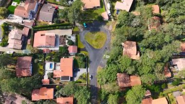 Fransa 'nın başkenti Lacanau' da kayan hava görüntüleri, açık gökyüzünün altında kırmızı çatılı evler, sahile bakan binalar, kumullar ve Atlantik Okyanusu 'nu gösteriyor..