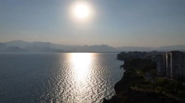 İnsansız hava aracı, altın saat ışığında yıkanmış deniz kentini, güneşli okyanusları, uzak dağları ve sıcak kentsel kıyı şeridini yakalıyor..