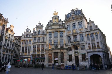 Bruxelles, Belçika 04.01.2025 Barok tarzı loncalar. Grand Place akşam ışığında altın sarısı detaylarla parıldıyor. Turist ve fotoğrafçıların ilgisini çekiyor..