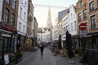 Bruxelles, Belçika 04.01.2025 Brüksel 'deki Cobblestone Caddesi sabah vakti Grand Place Kulesi' ne çıkan kafe ve brasserilerle dolu..
