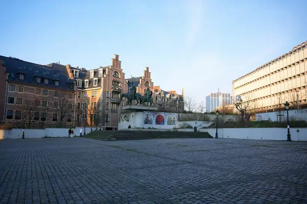 Bruxelles, Belçika 04.01.2025 Bronz At Binicileri heykeli mozaik sanatıyla çevrili, geniş bir kaldırım taşı plazası olan yükseltilmiş bir platformda.