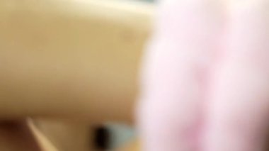 Banyoda cilt bakımını bitirdikten sonra bandını yavaşça çıkaran bir kadın kendini dinlenmiş ve rahatlamış hisseder.