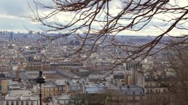 Paris, Fransa 04.01.2025 Paris çatılarının geniş panoramik manzarası ve Montmartre tepesinden gökyüzü. Ufuk boyunca grafiti, tabela ve yoğun mimari esneme olan kentsel binalar. Sadece editör kullanımı. 