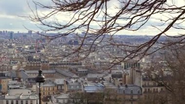 Paris, Fransa 04.01.2025 Montmartre 'den çatıların panoramik görüntüsü