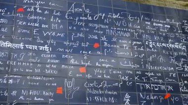 Paris, Fransa 04.01.2025 Montmartre 'daki ikonik mavi kaplamalı I Love You Wall' un dünyanın dört bir yanından el yazısıyla yazılmış romantik ifadelerinin detaylı görüntüsü. Sadece editör kullanımı. 