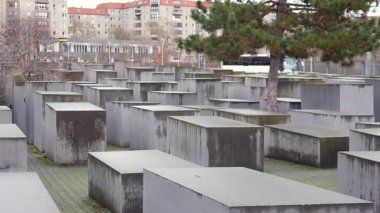17 Mayıs 2025 'te Berlin' deki Soykırım Anıtı 'nın kasvetli bir kış ortamında ve arka planda apartman binalarında sıralanmış beton çeliklerle çekilmiş video görüntüleri.