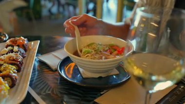 Karidesli buharlı şehriye çorbası kaşıkla suşi rulolarının yanında kaldırıldı. 