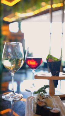 Suşi ve şarap masada servis edilir. 