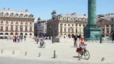 26 Temmuz 2025 'te Paris' teki Place Vendome 'da bisikletçiler ve yayalar