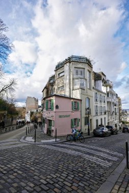 Montmartre Paris 'te bir kaldırım taşı caddesinde pastel duvarları olan La Maison Rose Kafe 22 Şubat 2025' te ele geçirildi.