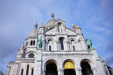 Sacre Coeur Basilica 'nın 22 Şubat 2025' te Montmartre, Paris 'te çekilmiş editör fotoğrafı.