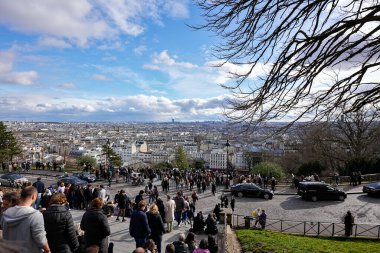 22 Şubat 2025 'te Montmartre' daki Sacre Coeur tepesinden Paris 'in panoramik manzarasının keyfini çıkaran bir kalabalık.