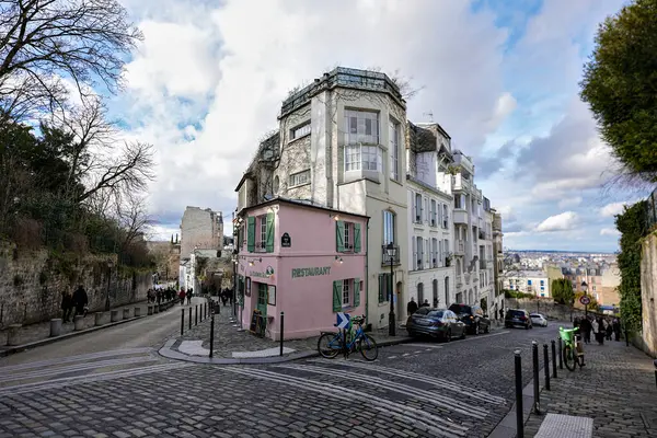22 Şubat 2025 'te Montmartre Paris' te La Maison Rose ve Pastel binalarının geniş açılı görüntüsü.