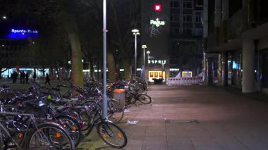 Geceleri Hannover Almanya 'da sakin bir caddede bisikletleri park ederdi. Şehir akşam sahnesi 7 Ocak 2025 'te çekildi. 