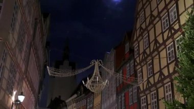 Geleneksel yarı ahşap binalar, Almanya 'da Noel sezonu boyunca ay ışığı altında dekore edilmiştir. 7 Ocak 2025 'te yakalandı. 